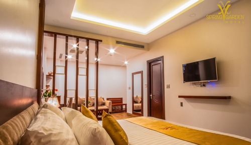 Deluxe King Room Lake View