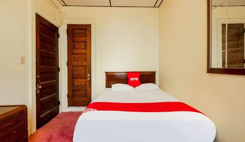 Room, 1 Queen Bed, Shared Bathroom