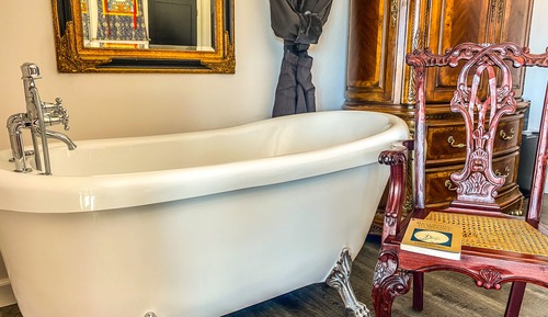Luxury Studio, Bathtub, Lake View