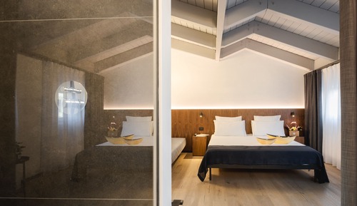 Room, Balcony (Prestige)