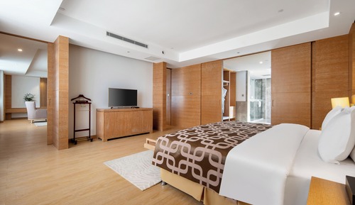 Deluxe Suite, 1 King Bed, Accessible, Mountain View