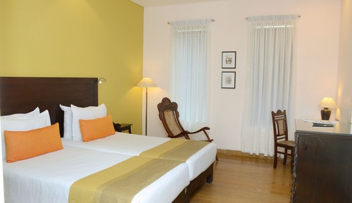 Courtyard Room Twin Bed with Bathtub