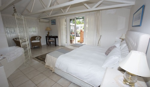 The Summer House & cooked gourmet breakfast- King bed with ensuite and 2 person Spa