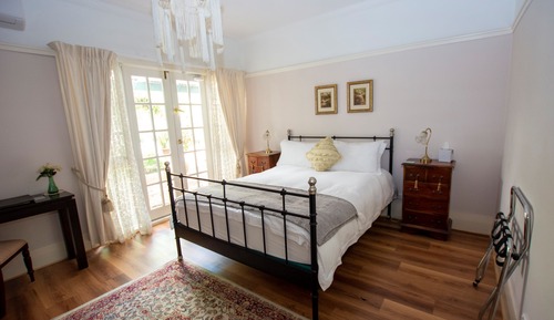 The Green Suite & cooked gourmet breakfast- King bed with ensuite with claw foot bath