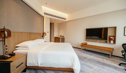 Grand Deluxe, Guest room, 1 King, City view, Corner room