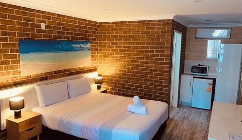 Classic Room, 1 Queen Bed, Refrigerator & Microwave, Ground Floor