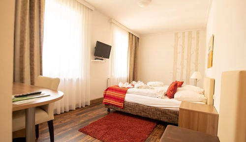 Double Room, 1 Queen Bed