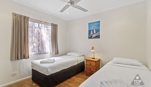 Tropical Villa, 2 bedrooms (queen and 2 singles), kitchen, non smoking