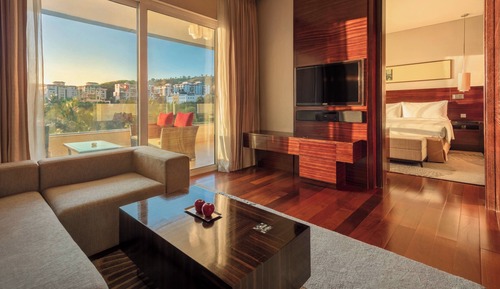 Suite, 1 King Bed, Non Smoking, Balcony (Mountain View)
