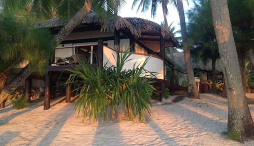 Studio Beachfront Bungalow  (+ A La Carte Breakfast & WiFi)