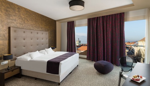 Deluxe Corner Suite