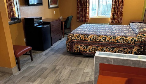 Room, 1 King Bed, Smoking, Jetted Tub