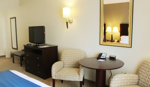 Standard Room, 1 King Bed, Accessible Bathtub (Communications)