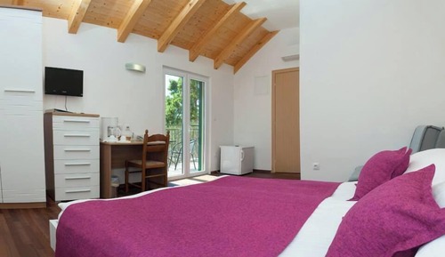 Classic Room, 1 Queen Bed, Pool View, Annex Building