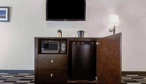 Deluxe Room, 1 King Bed, Accessible, Non Smoking (Mobility/Hearing, Bathtub w/Grab Bars)