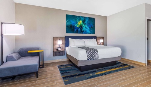 Basic Room, 1 King Bed, Accessible, Non Smoking (Mobility/Hearing Impaired)