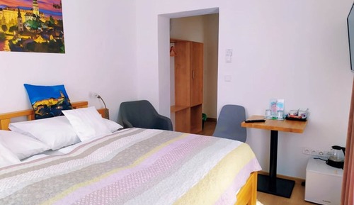 Basic Room, 1 Queen Bed, Ensuite
