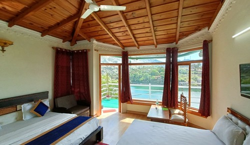 Lakeview Family Room (2nd Floor)
