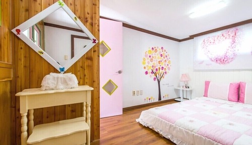 Room (Sunny)