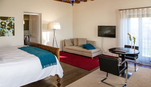 Deluxe Suite, Jetted Tub