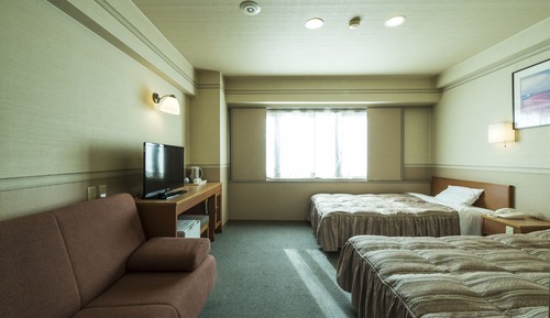 Twin Room, Smoking
