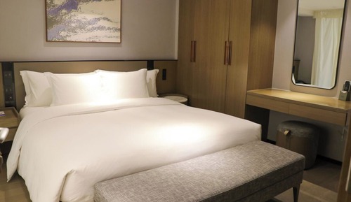 Loft, 1 King Bed, Club Lounge Access (Suite)