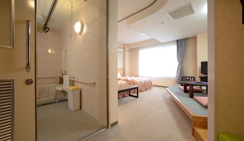 Twin Room, Smoking