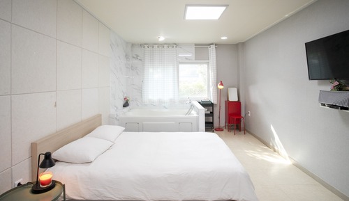 Studio, Hot Tub (15 pyeong)