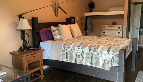 Basic Room, 1 Queen Bed (Unit 5 no pets allowed)
