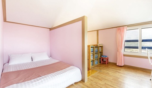 Duplex (Pink Topaz, Max 5 People)