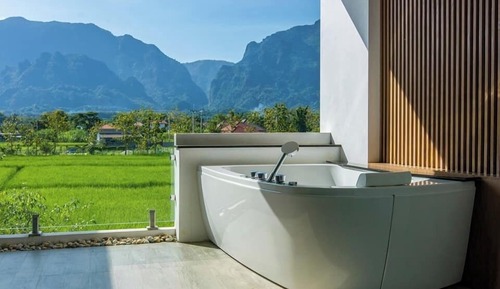Panoramic Jacuzzi Suite