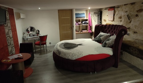 Romantic Double Room (La chambre des Délices)