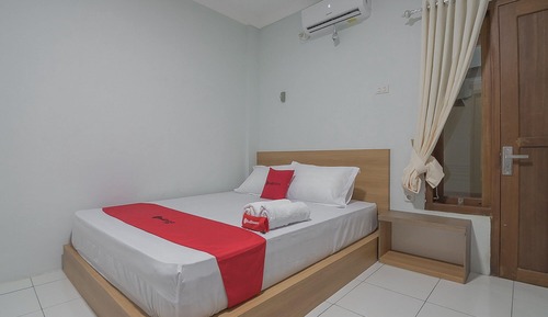 Double Room (RedDoorz)