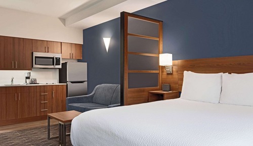 Room, Kitchenette (1 Queen Bed, 1-Person Sofabed)