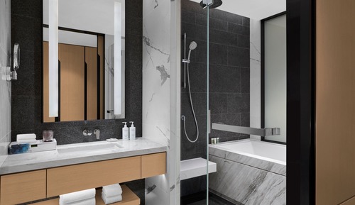 Executive Suite, 1 King Bed, City View