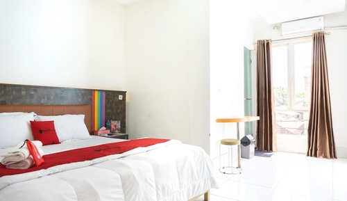 Deluxe Room (RedDoorz)