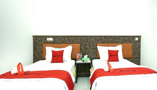 Premium Twin Room (RedDoorz)