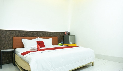 Double Room (RedDoorz)
