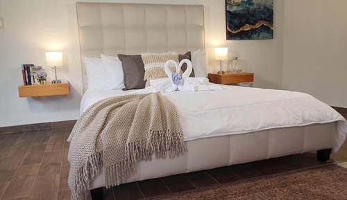 Exclusive Studio Suite, 1 Queen Bed, Kitchenette, Mountain View