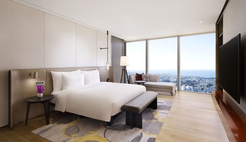 Suite, 1 King Bed, Corner (130-SQM)