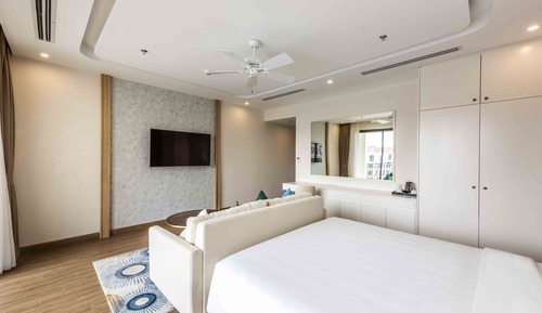 Studio Suite King Bed - VinWonders Park Access