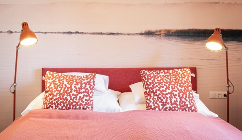 red flat ideal for families incl. free parking