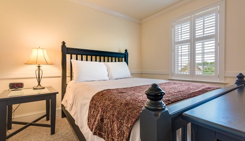Queen Room One Queen Bed