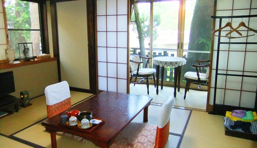 Japanese-style twin room with shared Bath and shared Toilet  (max occupancy 2) 