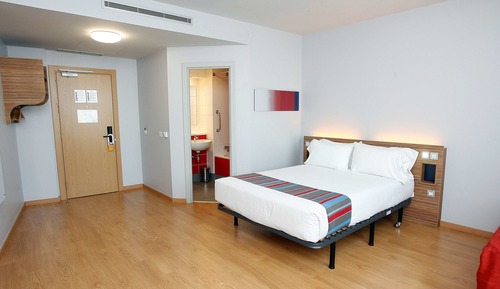 Family Room (Min 3 people occupancy)