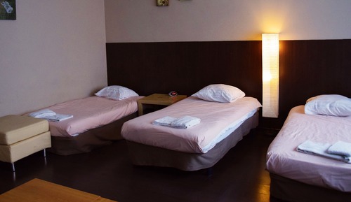 Studio, 3 Twin Beds