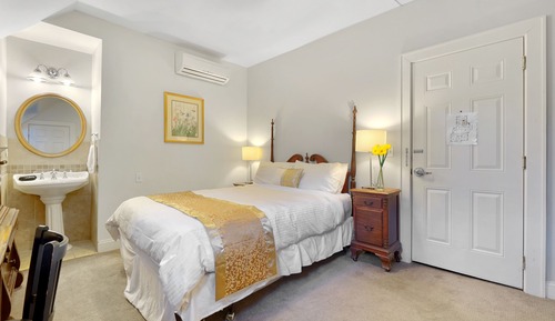 Room #10 - The Victorian - Queen
