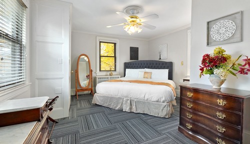 Suite #17 - The Hilltopper Executive -Queen/Sofa