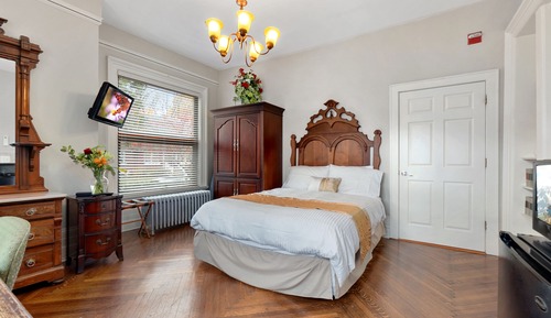 Room #1 - The Mayor - Queen, Accessible