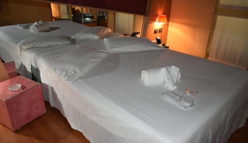 Economy Double Room Single Use, 1 Queen Bed